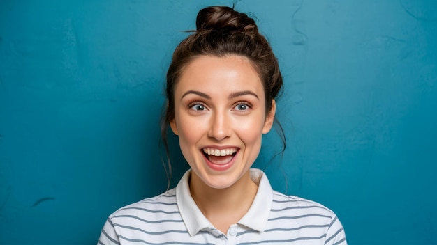 Photo a woman with a white shirt that says shes smiling