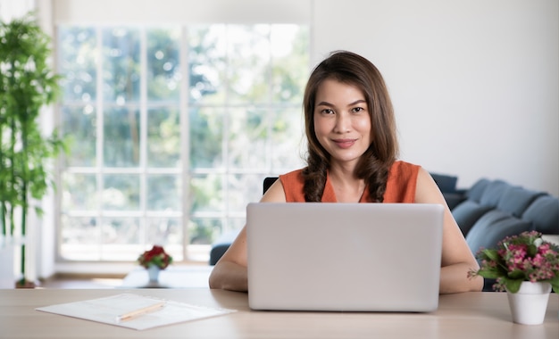 Woman workin from home using computer.