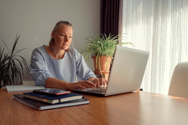 Photo woman working at home office