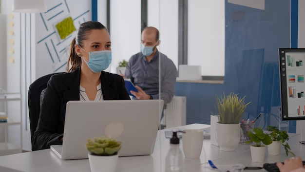 Photo woman working on table in office