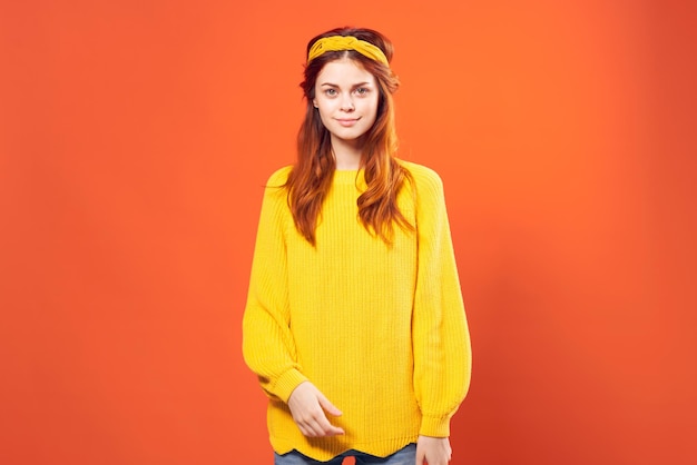 Photo woman in yellow sweater with headband fashion hippie retro clothing high quality photo