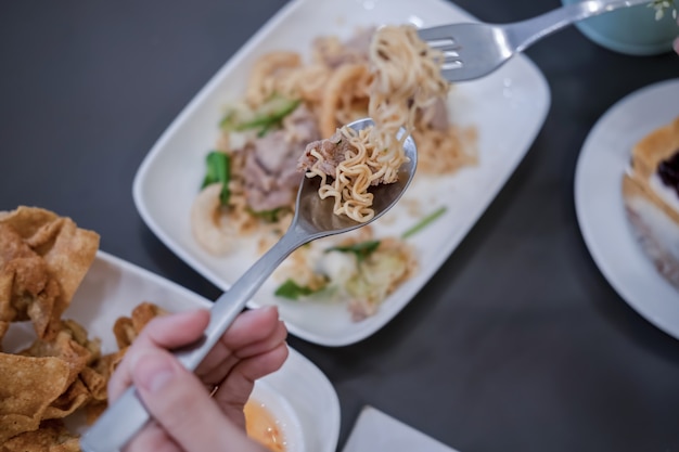 Women are eating delicious instant noodles.