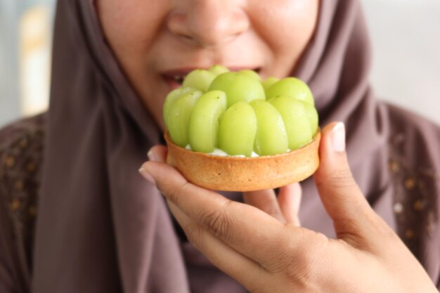 Women eating grape cheesecake made of vanilla cream cookies crumbs