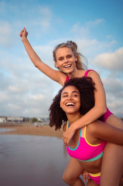 Women enjoying 80s summer aesthetics