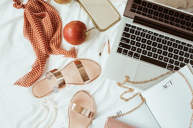 Photo women fashion pink styled home work space with bijouterie  and laptop on white linen