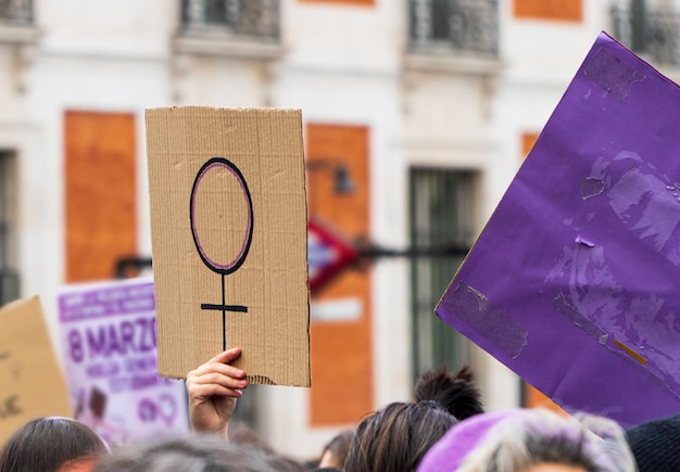 Photo women hands supporting feminist symbol placard on 8 m demonstration