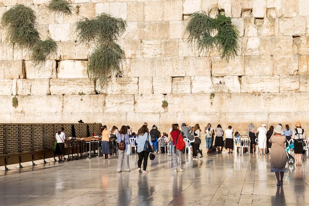 Women pray at the wailing wall Israel Jerusalem 09112016