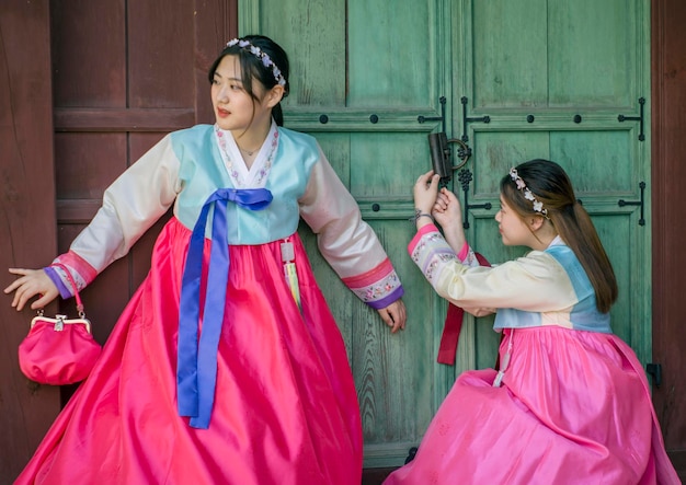 Photo women standing at doorway