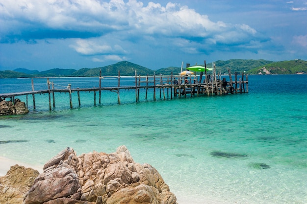 Photo wood bridge on the beach with water and blue sky. koh kham pattaya