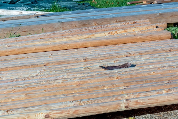 A wooden bench with a blue stripe that says'wood'on it