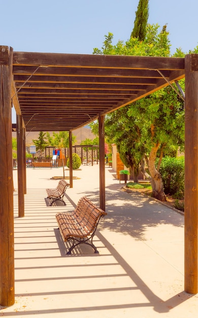 Photo wooden benches in public park