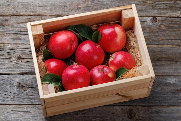 Photo wooden box with fresh red apples