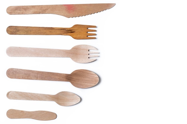 Photo wooden cutlery set arranged on white background with clipping path