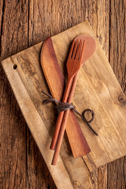 Photo wooden cutlery on wooden table