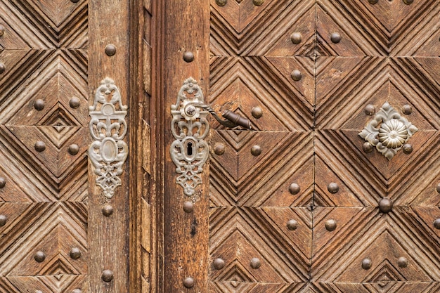 Photo a wooden door with a geometric design on it