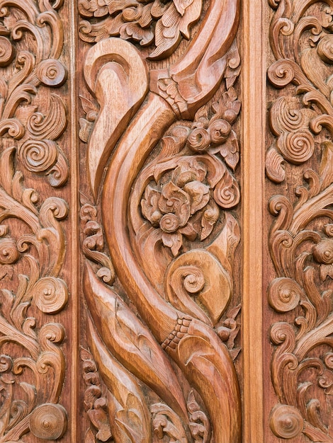 Photo a wooden door with a person holding a baby