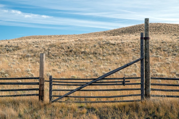 Photo wooden fence on field against sky