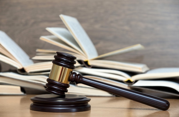 Photo wooden gavel and books