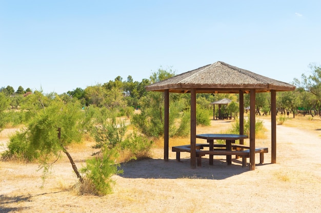 Photo wooden gazebo in the field