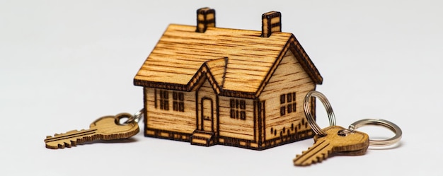 Photo wooden house keychain on white background