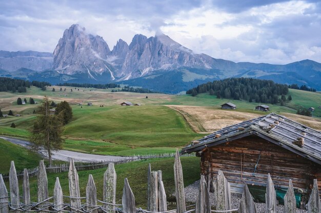 Photo wooden hut in alpe di siusi dolomites italian alps europe