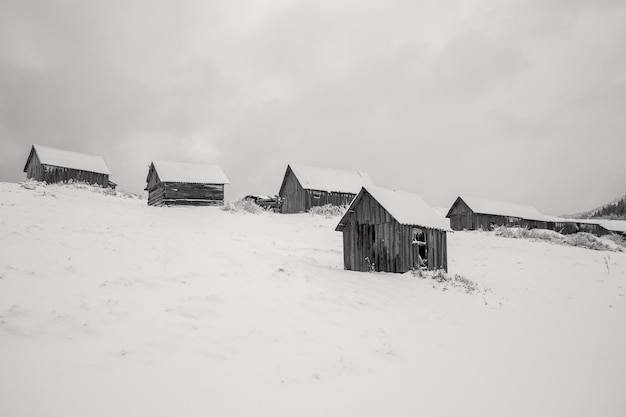 Photo wooden hut and houses in the covered with snow mountain forest with outdoor concept in snowy winter mountains