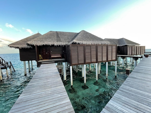 Photo a wooden jetty in a luxury resort baa atoll maldives