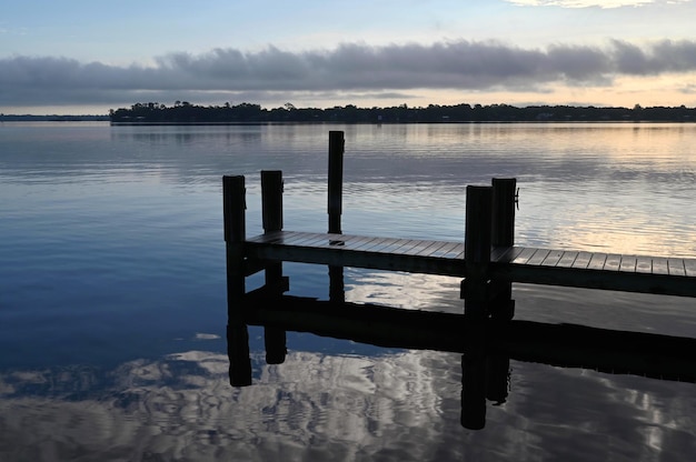 Photo wooden pier on lake against sky