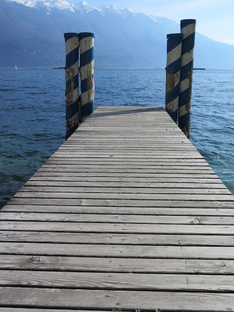 Photo wooden pier over sea against sky