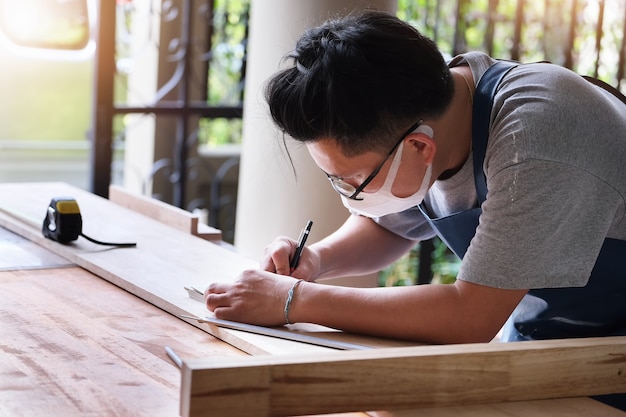 Woodworking operators are drawing up structures to assemble and build wooden tables for customers