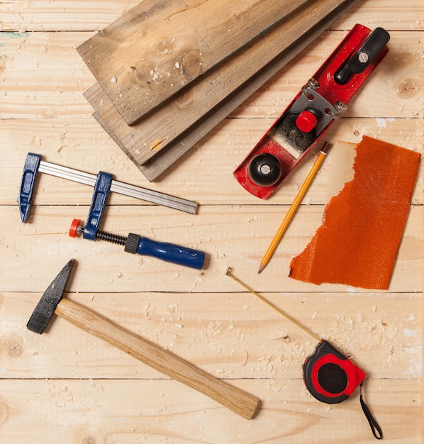 Photo woodworking tools on a carpenters table