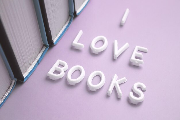 Photo the word i love books is written in white letters on a purple surface