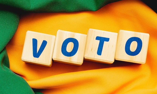 The word vote written on wooden cubes in Brazilian Portuguese.