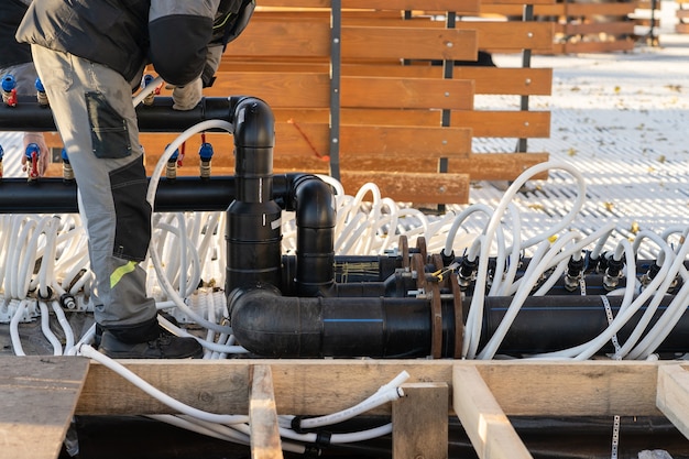 Worker building pipeline system for low temperature maintenance preparing of outdoor skating rink