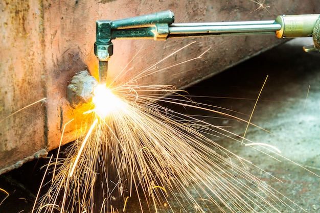 the worker cutting steel 