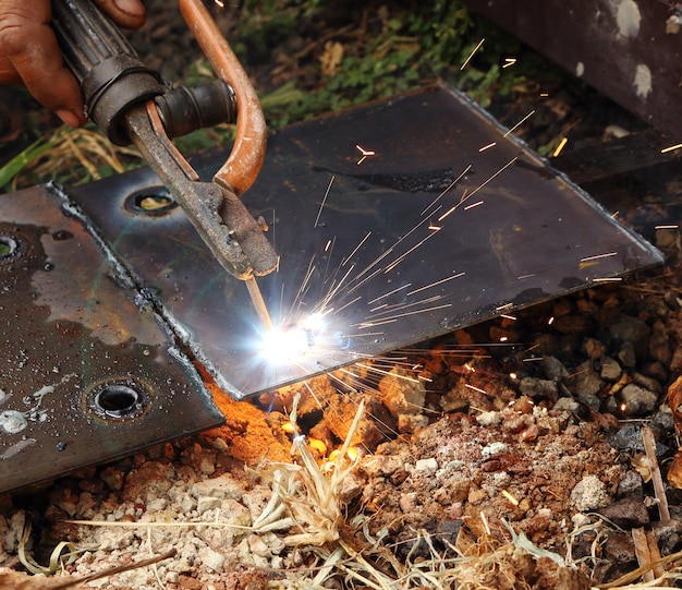 worker use electric welding