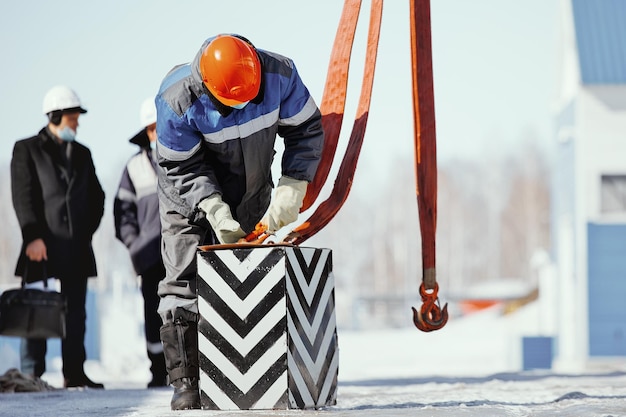 Working slinger passes exam on lifting loads Real scene Commission evaluates skill of slinger