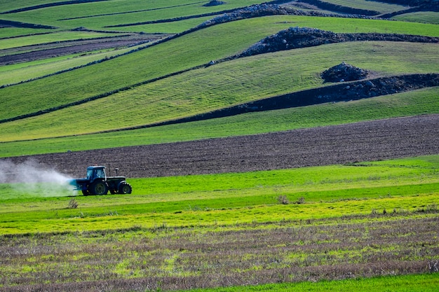 Works with the tractor fertilizer of the cereal field