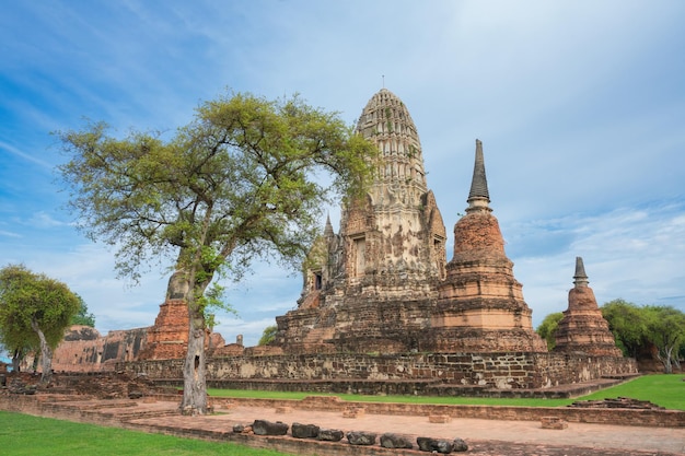 Photo world heritage site wat ratchaburana ayutthaya province in thailand