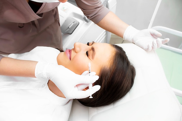 Wrinkle smoothing procedure in a cosmetology clinic.