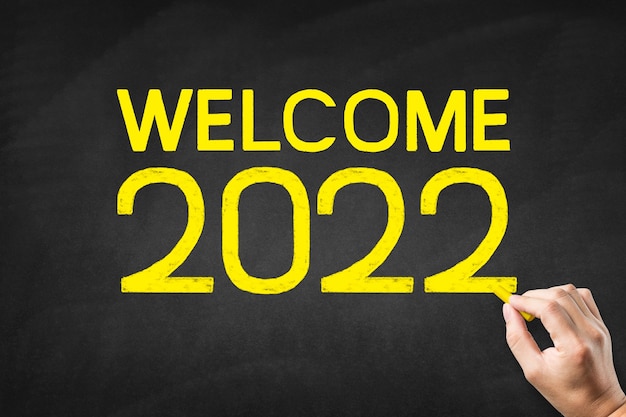 Write greetings for 2022 on the blackboard