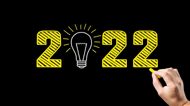 Write greetings for 2022 on the blackboard