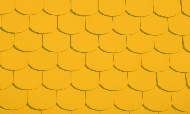 Photo a yellow background with a pattern of scales and the word snake on it.