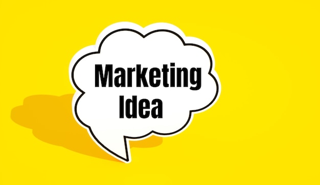 Photo a yellow background with a speech bubble that says marketing idea