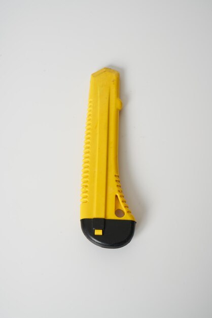 Photo yellow and black utility knife on a white background