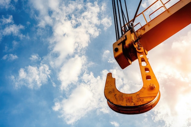 Photo a yellow construction crane with hook against the sky