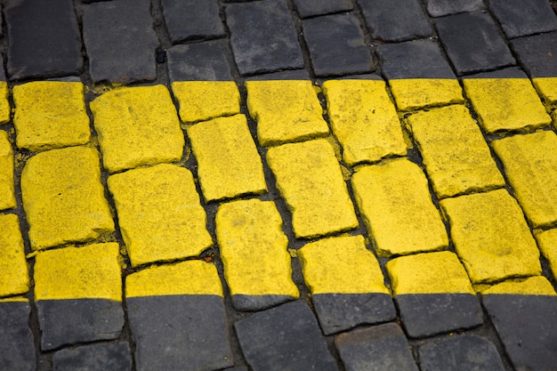 Photo yellow line sign on the pavement