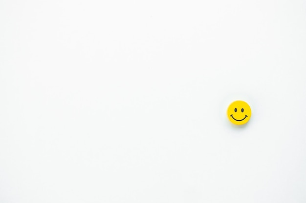 Photo yellow smile on white background