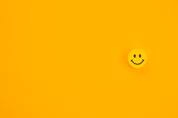 Photo yellow smile on yellow background