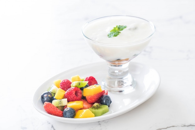 yogurt with mixed fruit 